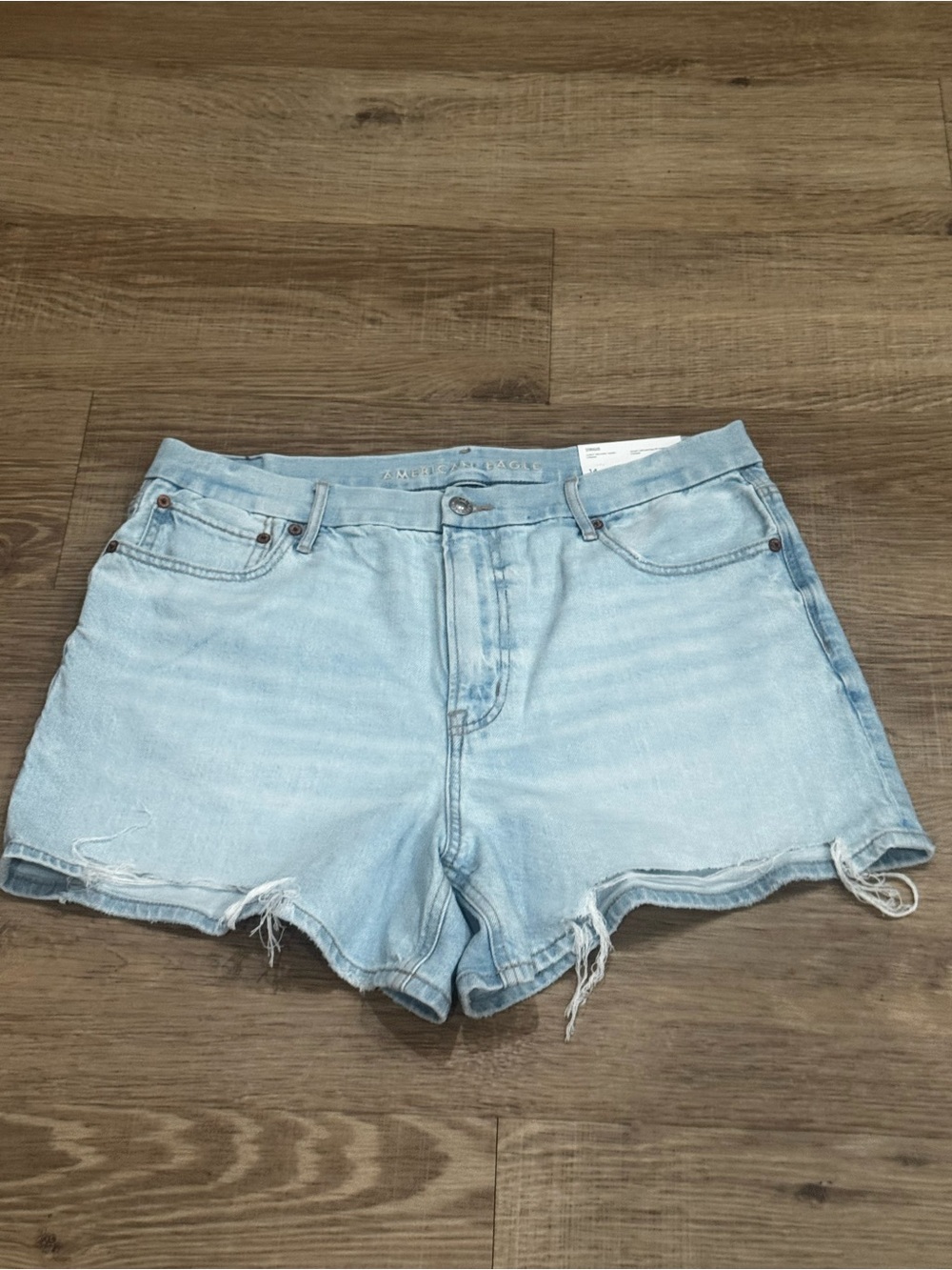 NWT American Eagle Curvy Relaxed High-Rise Denim Shorts Light Wash Size 14 (32W) - Picture 2 of 6